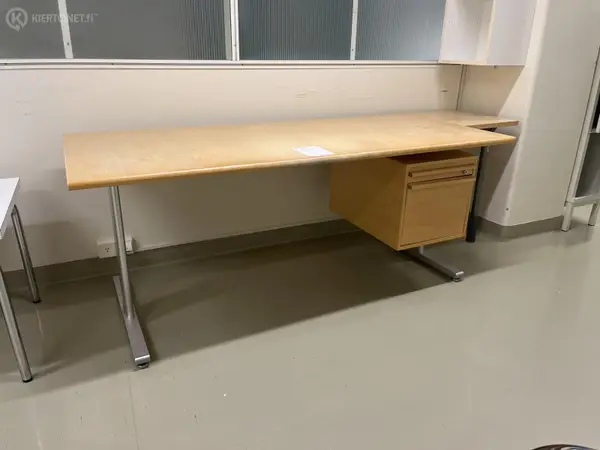 Työpöytä Isku (nro 21) tila Äidinmaitokeskus 059
