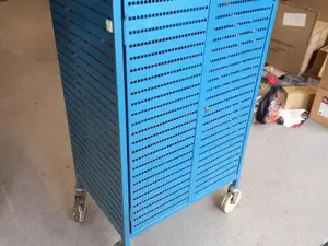 Vanha työkalukaappi