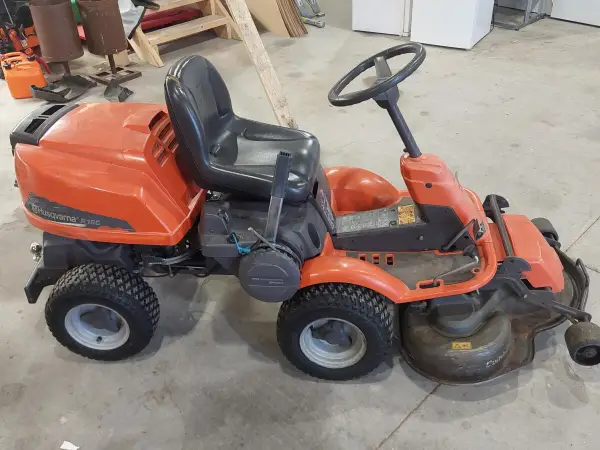 Käytöstä poistettu husgvarna ajoleikkuri
