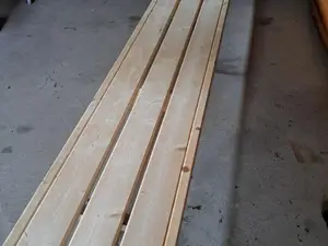 Pukuhuoneen pitkä penkki
