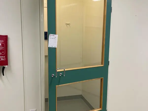 Ovi ikkunoilla (nro 103) tila E1 Teho ja valvonta 005