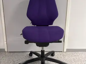 Violetti toimistotuoli (nro 25) tila S2 Aula