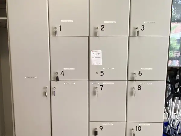 Lokerikko 2 kpl (nro 45) tila E2 Aula Aula