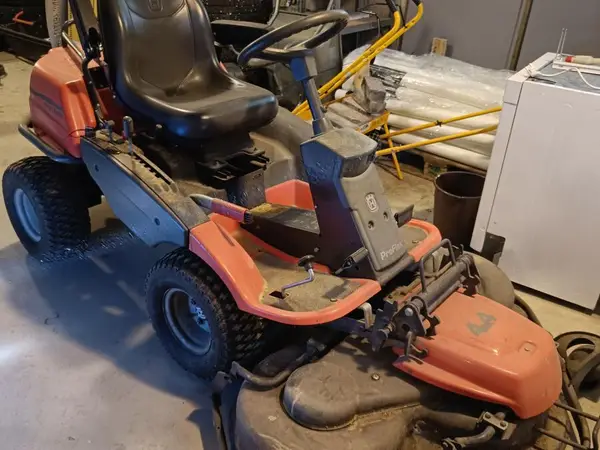 Päältäajettava ruohonleikkuri