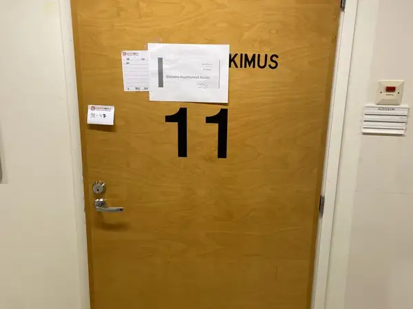 Ovi (nro 38) tila E2 Kuulokeskus 120