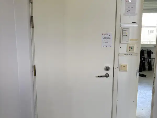 Osastoiva ja äänieristävä ovi + karmit (nro 22) tila 1 krs. 108