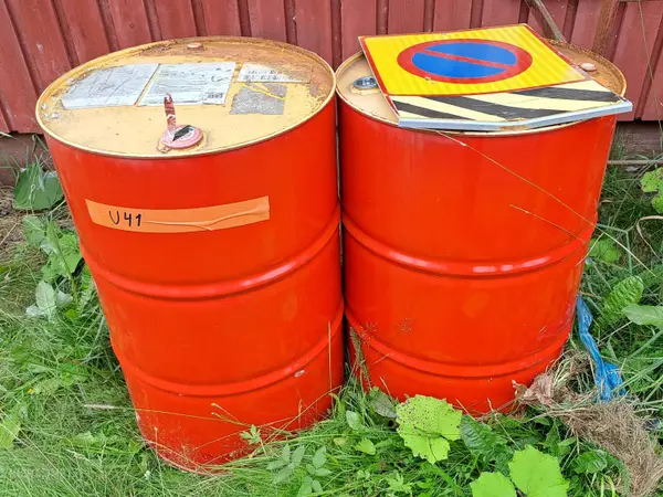 Metalliset tynnyrit 200 litraa 2kpl ja liikennemerkki. nro U 41