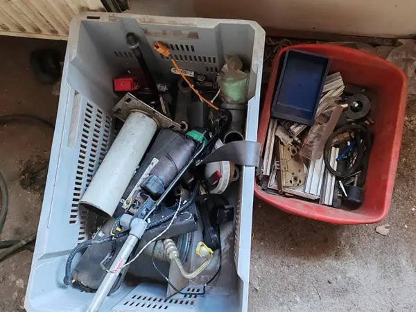Sekalaista tarviketta laatikossa. nro UV3 30