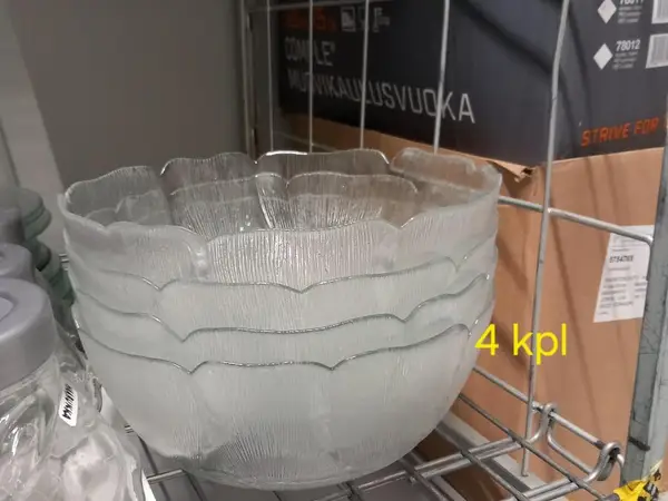 Lasikulhoja ja lautanen