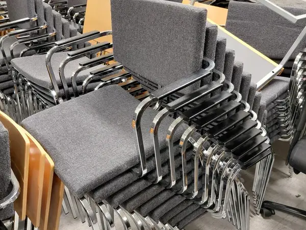 Pinottavat harmaat tuolit käsinojilla