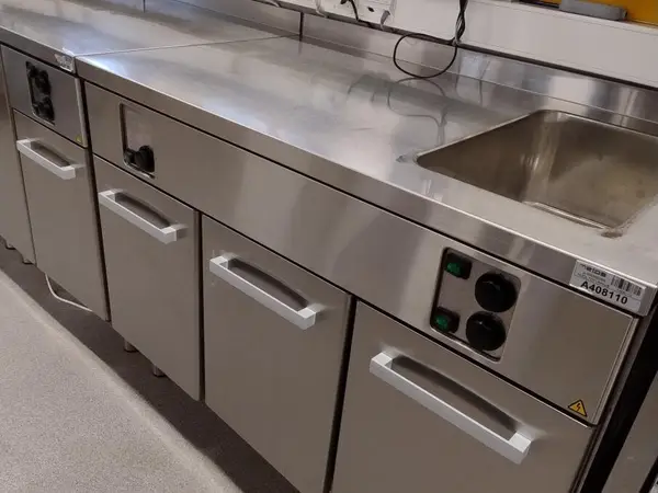Lämpökaapisto lämpöpöydällä nro 1