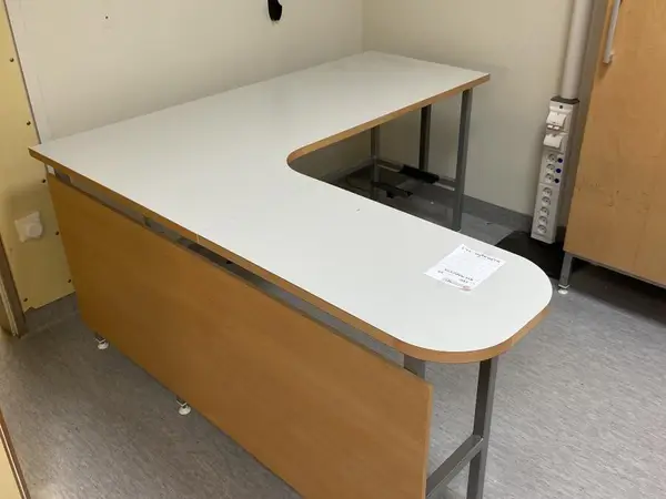 Kulmapöytä (nro 260) tila E2 Kipupoliklinikka 112