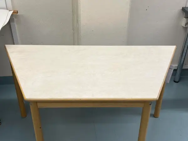 PIENI PÖYTÄ (nro 23) tila K2 Tekstiililuokka