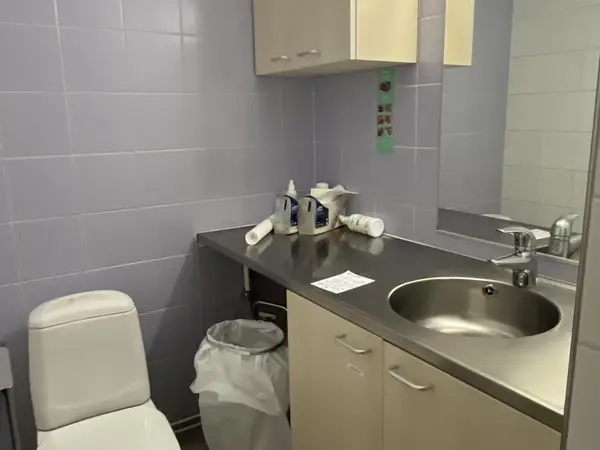 WC-kalusteet (nro 23) tila E2 Dialyysi 023