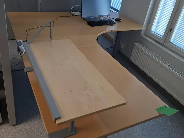Iso kulmasähköpöytä
