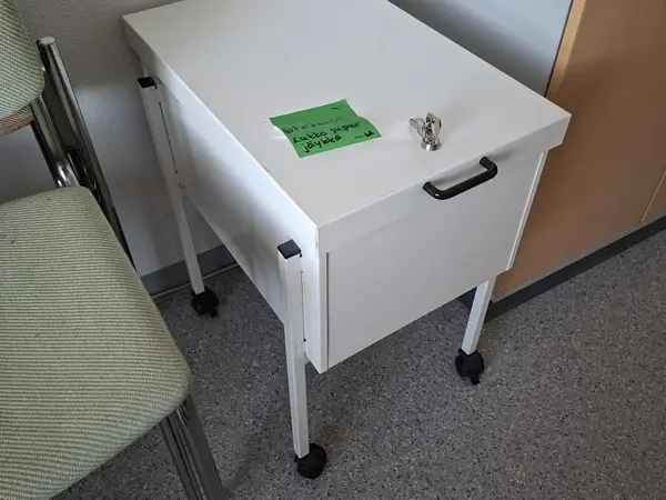 Lukittava metallinen laatikko pyörillä