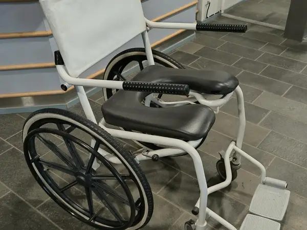 Kelattava suihkupyörätuoli