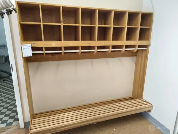 Lasten vaatenaulakko (nro 126) tila 1. Aula 3