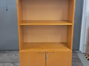 Hyllykaappi (nro 1233)