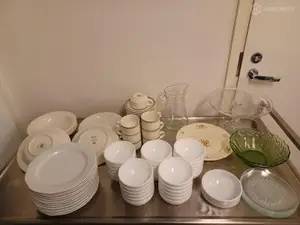 Sekalainen setti posliini ja lasiastioita