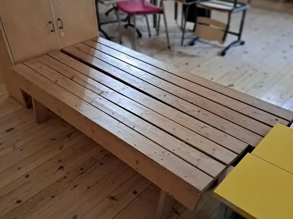 Kaksi puupenkkiä