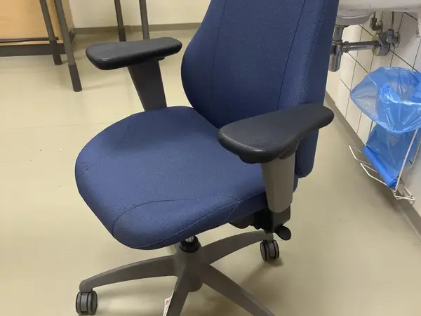 ISKU TYÖTUOLI (nro 163) tila E2 Kipupoliklinikka 096