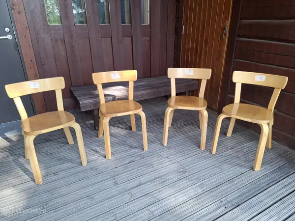 Neljä Artek 69 -tuolia