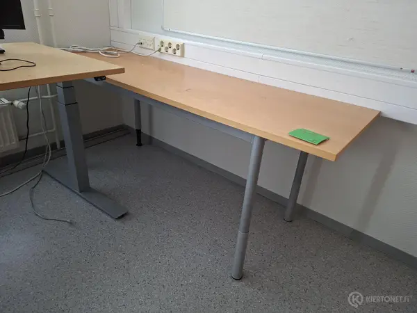 Kapea ja pitkä sivupöytä