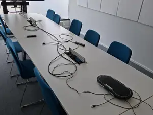 Neuvotteluhuoneen pöytä, valkoinen
