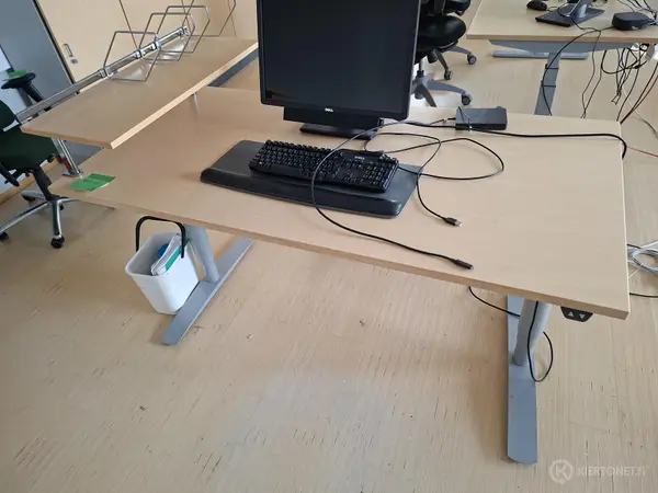 Sähköpöytä telineellä