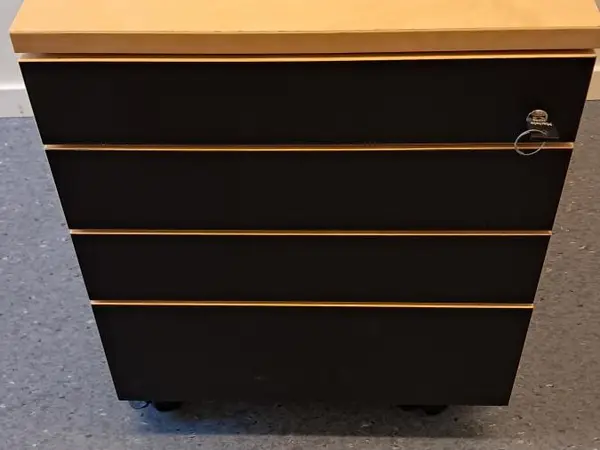 Laatikosto pyörillä (nro 124/48)