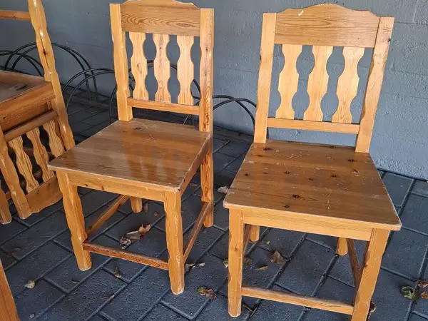 Vanhoja puutuoleja 30kpl
