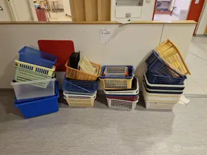 Erä muovilaatikoita (nro 48) tila 1. Aula 1
