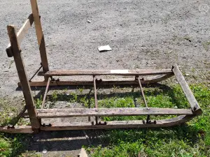 Vanha, antiikkinen puinen kelkka. nro U 21