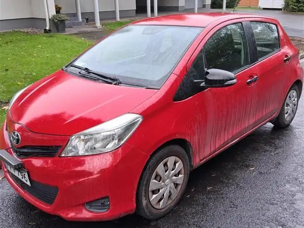Toyota Yaris 1.3, 2012, 1,3l, Bensiini, 264 tkm - Korjattavaksi tai varaosiksi