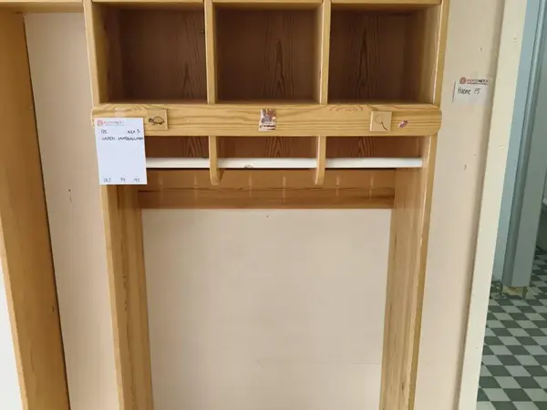 Lasten vaatenaulakko (nro 125) tila 1. Aula 3