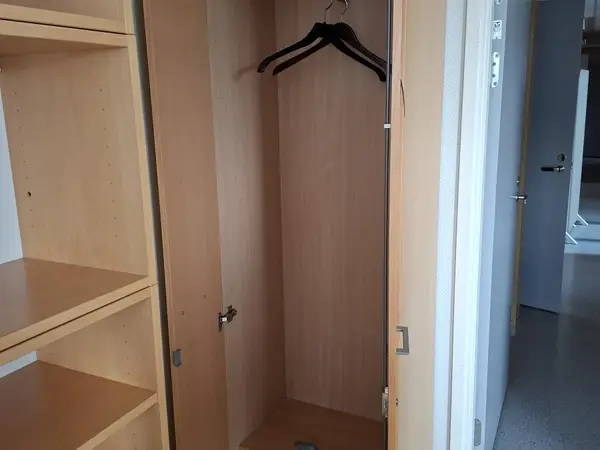 Martela kapea vaatekaappi