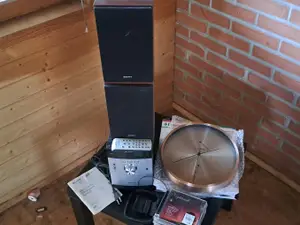 Sony CMT-EH25 -mikro-hifi-järjestelmä ja Polaroid EDC 7150 -seinäkello, Cd-levyt nro UV2 48