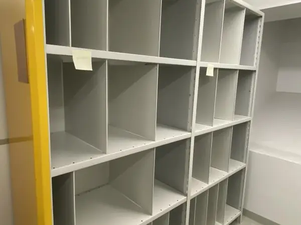 Käytöstä poistettu käytetty kiinteä arkistohylly / varastohylly