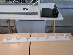Kaksi naulakkoa