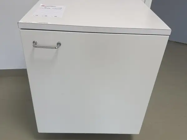 Lipasto pyörillä (nro 150) tila D1 synnytyssalit 128B