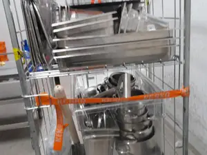 Rullakollinen keittiötavaroita