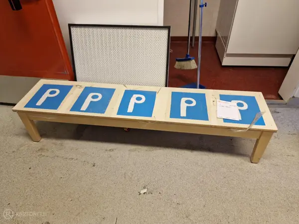 Lasten penkki (nro 2) tila 1. Eteinen 1