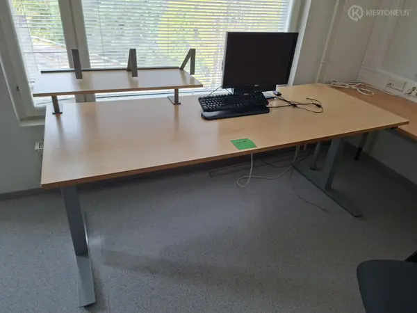 Sähköpöytä telineellä