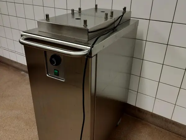 Lämmitettävä lautasjakelin
