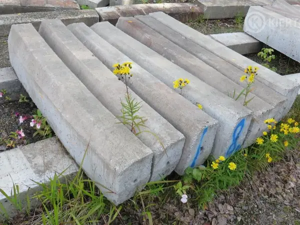 Betonisia reunakiviä