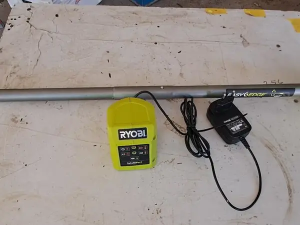 Ryobi RLT1825M -akkuruohotrimmeri ja laturi. nro KH89