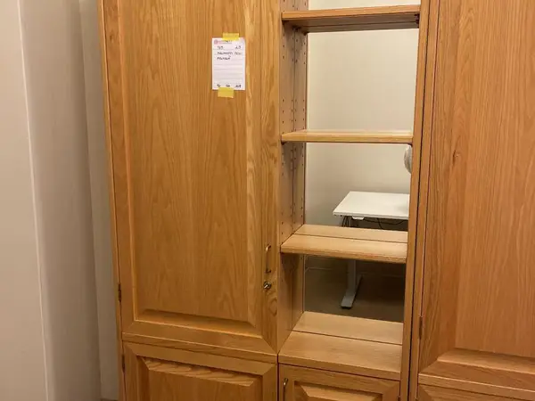 Pukukaappi peilihyllyillä (nro 210) varasto Erä 4.