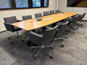 Neuvotteluhuoneen pöytä ja 12 tuolia