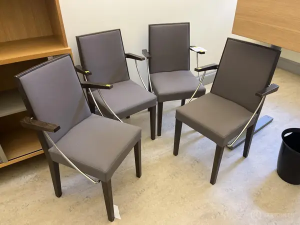 Käsinojalliset tuolit 4 kpl (nro 416) tila 3. krs 3